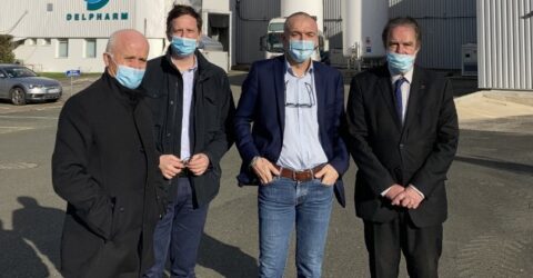De gauche à droite : Gérard Sourisseau, Président de l’Agglo du Pays de Dreux, Pierre-Frédéric Billet, Vice-président en charge du développement économique et Maire de Dreux, Wladimir Guitel, directeur du site de production Delpharm de Saint-Rémy-sur-Avre et Patrick Riehl, Vice-président de l’Agglo en charge des finances et maire de Saint-Rémy-sur-Avre.